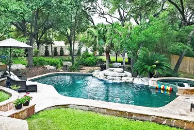 Image de Maison moderne w / Belle piscine, Spa & Yard Family-Friendly dans un emplacement pratique
