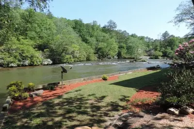 Image de Cabine isolée au bord de la rivière, WiFi, Coosawattee River Resort projetée sous un porche