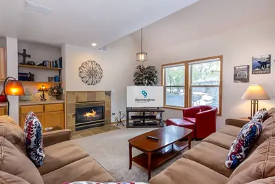 Image de 4 chambres, 3 salles de bain, près du Fort Rock Park, foyer au gaz, bain à remous, tennis de table - Cama23