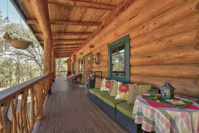 Image de Belle maison en bois rond sur 6 acres avec plafonds de 30 pieds et ruisseau