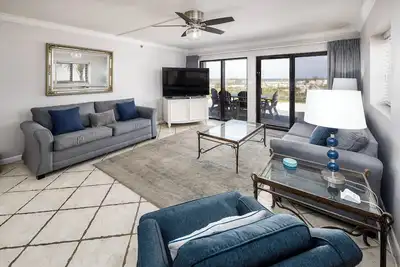 Image de \"Surf Dweller Unit 112\" Récemment rénové, T������léviseur Hd incurvé 65 pouces, Gulf Front, à quelques pas de la plage! Être un