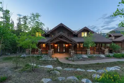 Nouveau! Domaine de montagne avec bain à remous, appartement, salle de jeux: Mountain Kingdom