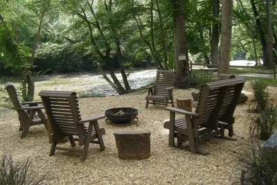 Image de À la Casa Del Rio, asseyez-vous sur les rives de la rivière Coosawattee ou détendez-vous dans le bain à remous de luxe. Non