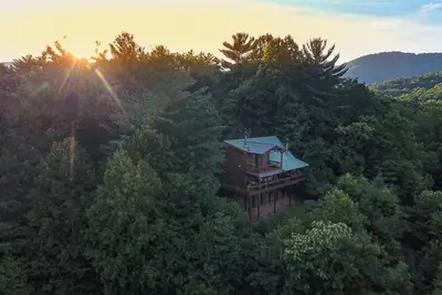 Image de Réchauffez-vous près du foyer à bois ou sortez pour une vue imprenable sur la montagne au Moonlight Hideaway.