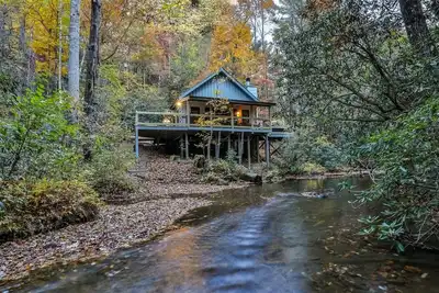Image de Hemlock Creek est une cabine de couple donnant sur le célèbre ruisseau Fightingtown Creek. Animaux domestiques