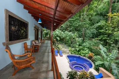 Image de Belle maison de forêt tropicale avec piscine privée