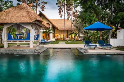 Image de Villa Cantik: Villa de luxe en front de mer avec piscine à débordement et personnel!