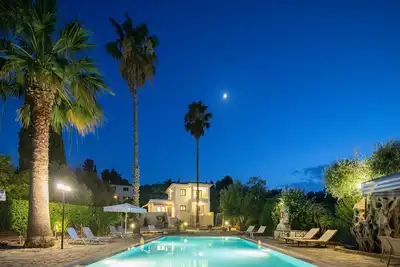 Villa Lianolia: Piscine immense, A / C, WiFi, près de la plage