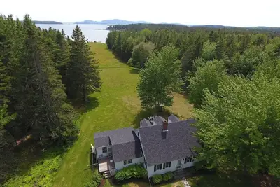 Image de Frenchman Bay Rustic Estate sur l'eau avec le mont. Vues de l'île déserte (Mdi)