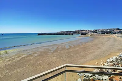 Image de Bel appartement en front de mer avec balcon, parking et équipements modernes