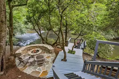 Image de Décoré avec goût, River Rhapsody est l’évasion romantique au bord de la rivière que vous avez recherchée. N