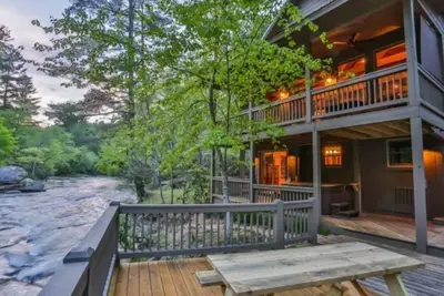 Image de River Song, magnifique propriété luxueuse en bord de rivière, avec mobilier personnalisé et kitch digne des chefs