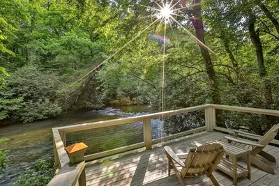 Image de Rendez-vous sur la rivière est un trésor romantique au bord d'une rivière, sur la rivière Ellijay. Non pet-fr