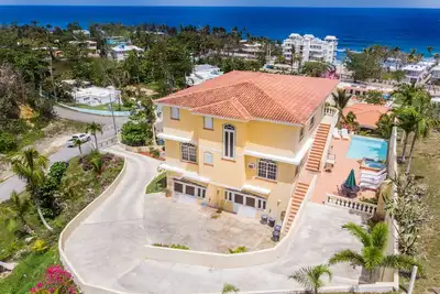 Image de Maison de 7 chambres avec piscine à débordement et vue sur l'océan