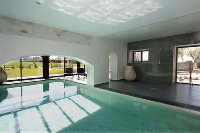 Image de Grande propriété en Bourgogne, jardin bord de rivière, piscine intérieure privée