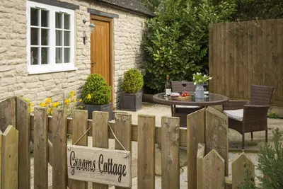 Image de Grooms Cottage est dans le paisible village des Cotswolds de Kingham.