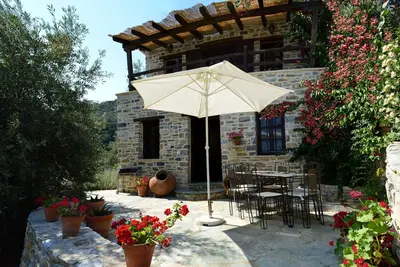 Image de Stone Cottage dans un village grec traditionnel avec des vues spectaculaires sur la mer