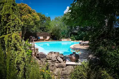 Image de Villa provençale atypique au calme avec piscine privée.