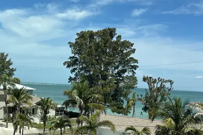 Image de Emplacement spectaculaire à l'extrémité nord d'Anna Maria avec piscine chauffée et vue sur l'eau!
