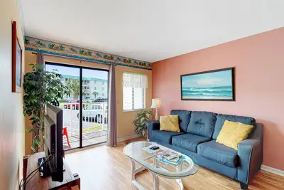 Image de Spacieux condo w / piscines partagées, bains à remous, golf sur place, près de la plage