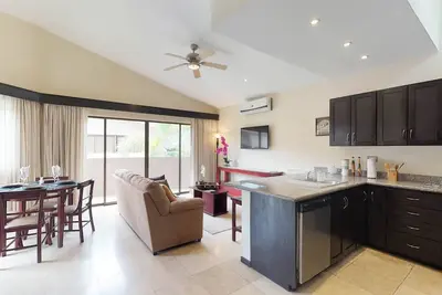 Image de Nouvelle Liste! Deux Condos Avec Piscine Commune, Tennis, Centre de Conditionnement Physique, Près de la Plage