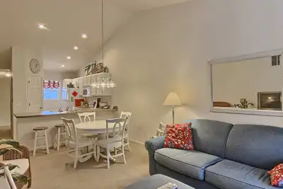 Image de 2br Adorable Creekside Condo Ă Charlevoix, Ă pied des magasins