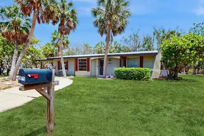 Image de Nouvelle Liste! Breezy maison w / emplacement idéal près de la plage, boutiques et restaurants