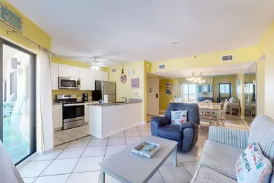 Image de Condo près de la plage avec piscines communes, bain à remous, golf sur place et tennis