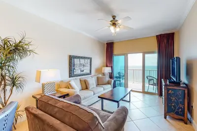Image de Condo w / vues à couper le souffle, accès à la plage, piscines partagées et un bain à remous