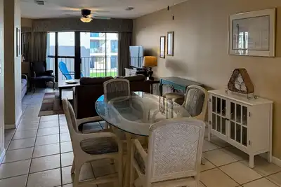 Image de Condo spacieux avec vue sur le golfe, près des plages, dispose d'une piscine partagée