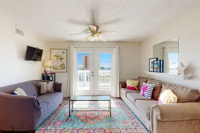 Image de Condo au dernier étage avec piscine partagée et superbes vues - près de la plage!