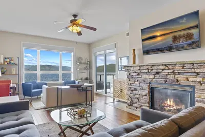Image de Seasons at Sandpoint - Condo au bord du lac avec une vue imprenable sur la montagne