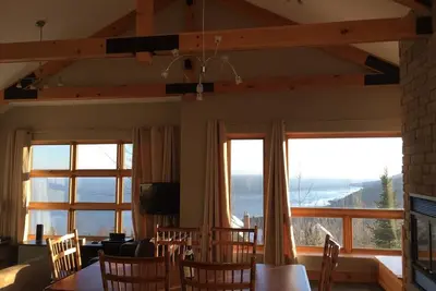 Image de Maison moderne, vue du fleuve