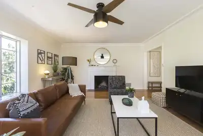 Image de Nouvelle maison d'Hollywood avec vue Observatoire Griffith et parking