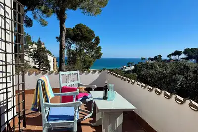 Image de Villa individuelle avec jardin et splendide vue sur la mer à seulement 1 km. de la plage.