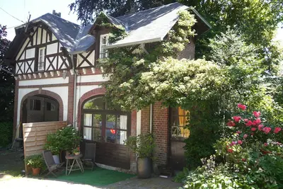 Image de Charmante maison avec jardin fleuri (plage à 10min à pieds)
