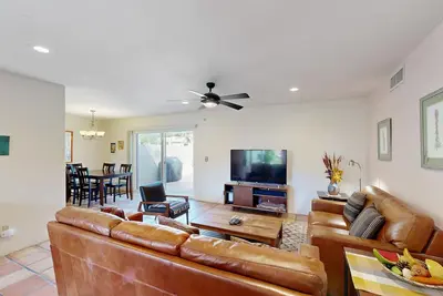 Image de Condo d'angle dans les contreforts de Tucson avec piscine communautaire et 2 patios privés