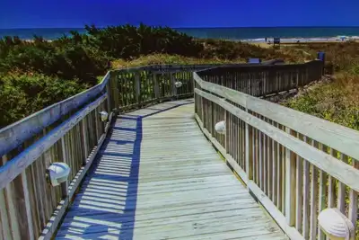 Image de Beach Front Resort w / 150 'toboggan aquatique, mini-golf gratuit, piscine intérieure, tennis, plus