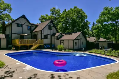 Image de Tudor récemment rénové avec piscine privée