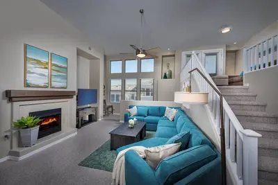 Image de Condo moderne et élégant avec piscine commune et bain à remous - à proximité des magasins, des restaurants