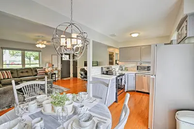 Image de Modern Excelsior Springs Accueil w \/ Deck & 3 Acres!