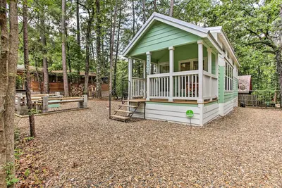Image de 'Forest Gem' Broken Bow Cottage avec porche et foyer