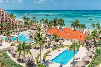 Suite de deux chambres pour 6 avec grand balcon qui surveille la station et la plage