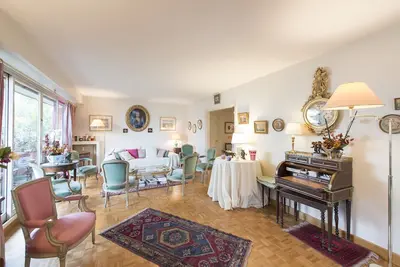 Image de Appartement lumineux et pittoresque avec balcon charmant - 10min métro de la Tour Eiffel (Veeve)