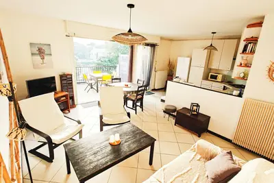 Image de Bel et grand appartement aéré avec terrasse, plage et sentiers à 5mns à pied!