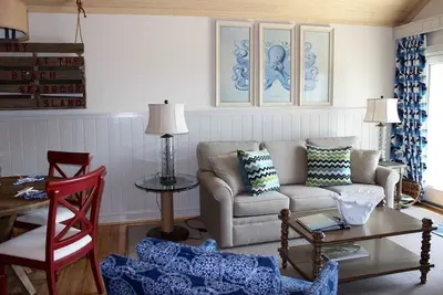 Image de Cette villa décorée professionnellement et mise à jour offre une vue sur la plage et l'océan!
