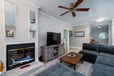 Image de Villa au 2ème étage avec vue sur le golf vert! 3br \/ 2. 5ba! Cartes d'agrément!