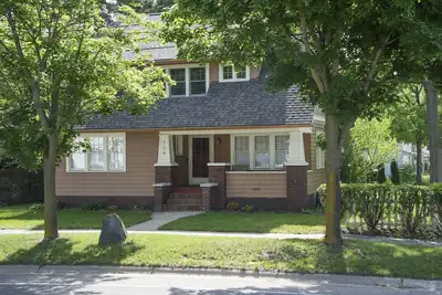 Image de Marchez jusqu'au centre-ville de Flushing, au parc Riverview, à partir de la mise à jour du bungalow Craftsman.