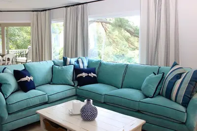 Image de Rénové, Professional Décoré Townhome! Marchez aux équipements! Animaux acceptés!