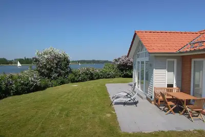 Image de Maison de vacances en situation d'eau directe | Sauna | Whirlpool | Cheminée | Wi-Fi gratuit